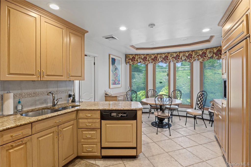16 Winthrop Road, Plainview, NY 11803 — photo 5