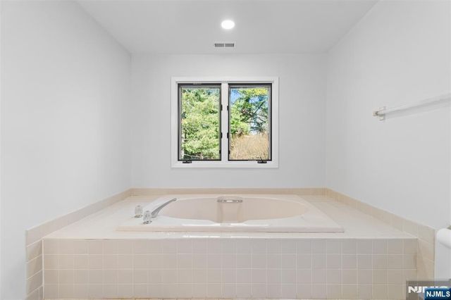 90 Fisher Road, Mahwah, NJ 07430