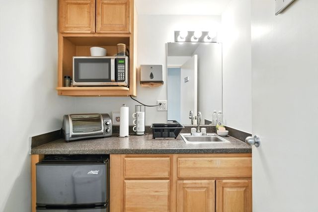 200 N Main St 11, East Longmeadow, MA 01028