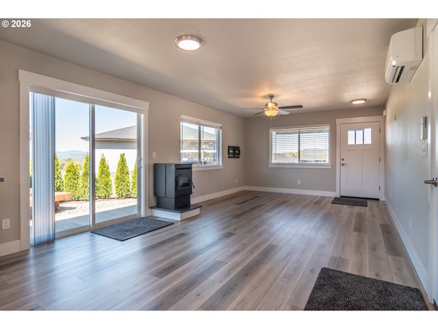 1542 W THYME Dr, Roseburg, OR 97471