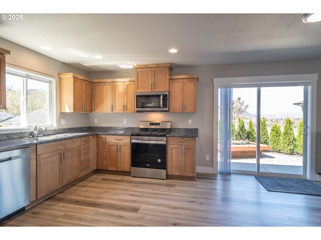 1542 W THYME Dr, Roseburg, OR 97471