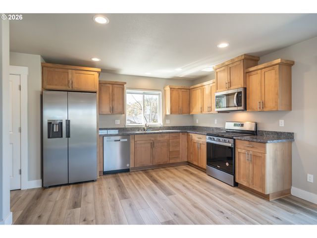 1542 W THYME Dr, Roseburg, OR 97471