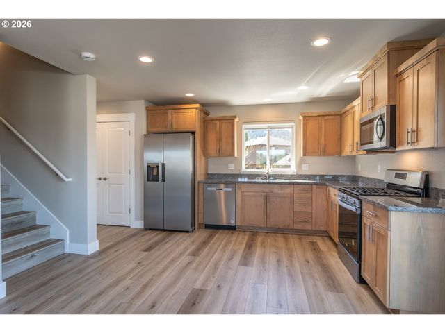 1542 W THYME Dr, Roseburg, OR 97471