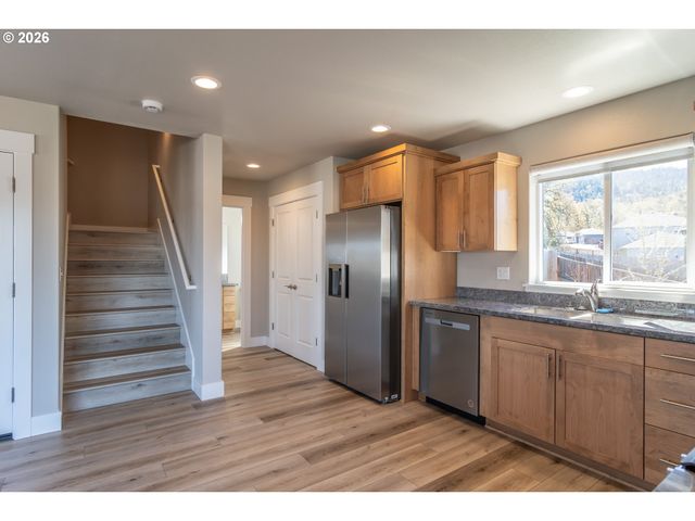 1542 W THYME Dr, Roseburg, OR 97471