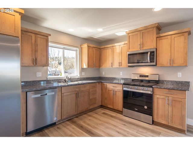 1542 W THYME Dr, Roseburg, OR 97471