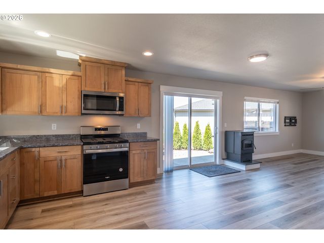 1542 W THYME Dr, Roseburg, OR 97471