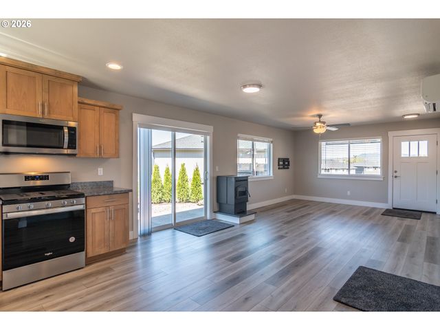 1542 W THYME Dr, Roseburg, OR 97471