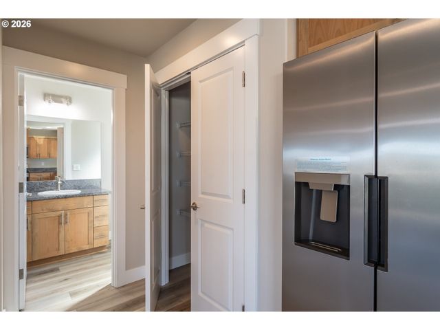 1542 W THYME Dr, Roseburg, OR 97471