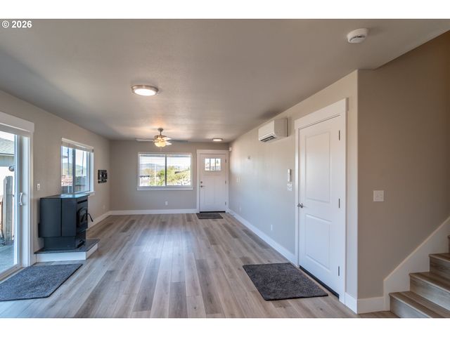 1542 W THYME Dr, Roseburg, OR 97471