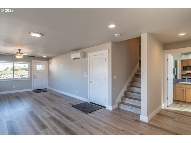 1542 W THYME Dr, Roseburg, OR 97471