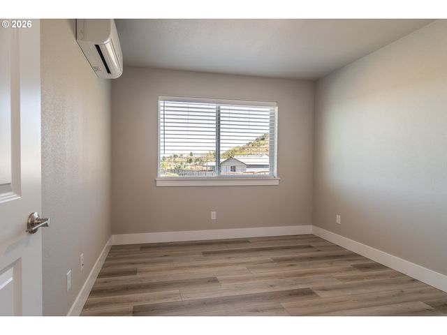 1542 W THYME Dr, Roseburg, OR 97471