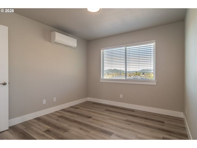 1542 W THYME Dr, Roseburg, OR 97471