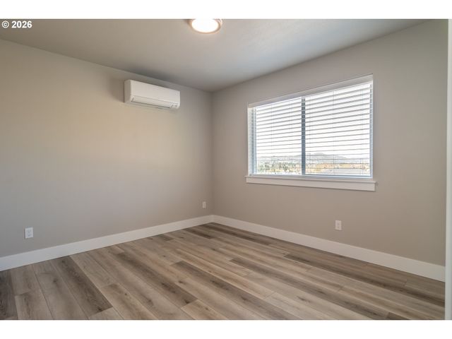 1542 W THYME Dr, Roseburg, OR 97471