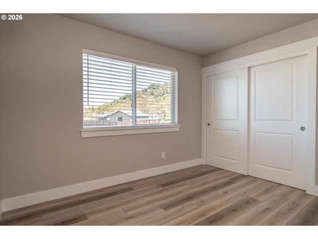 1542 W THYME Dr, Roseburg, OR 97471