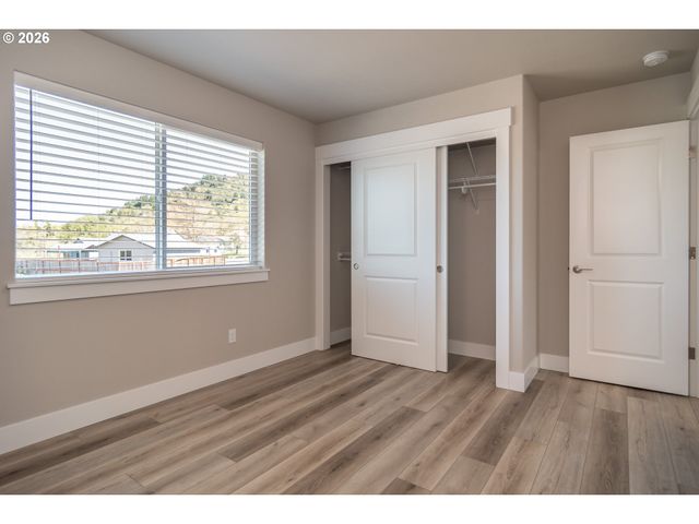 1542 W THYME Dr, Roseburg, OR 97471