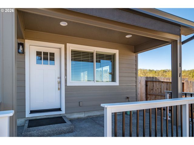 1542 W THYME Dr, Roseburg, OR 97471