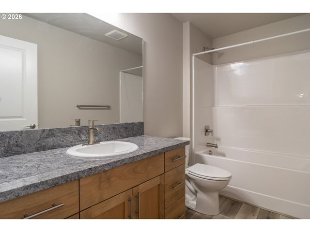 1542 W THYME Dr, Roseburg, OR 97471