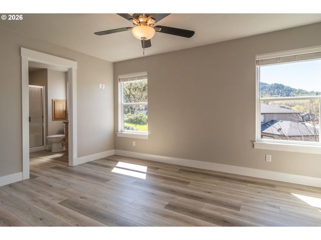 1542 W THYME Dr, Roseburg, OR 97471