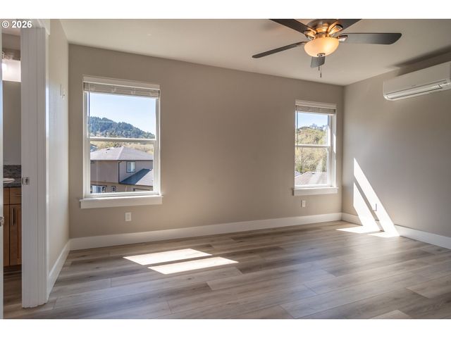 1542 W THYME Dr, Roseburg, OR 97471