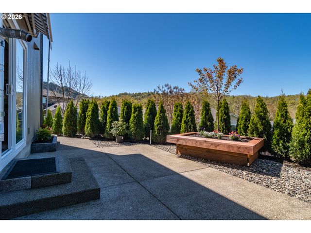 1542 W THYME Dr, Roseburg, OR 97471
