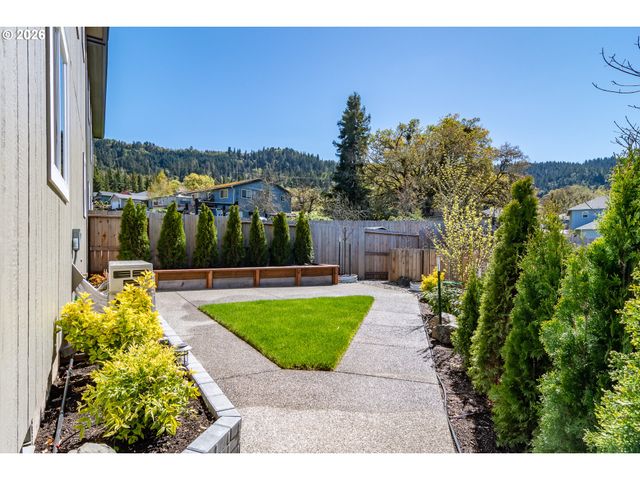 1542 W THYME Dr, Roseburg, OR 97471