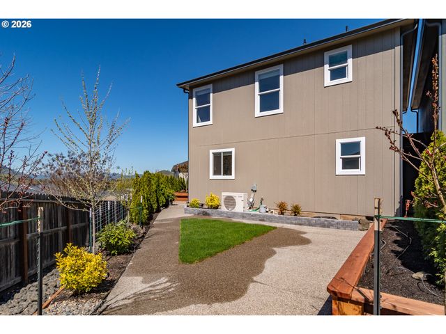 1542 W THYME Dr, Roseburg, OR 97471