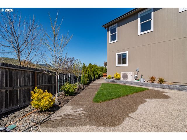 1542 W THYME Dr, Roseburg, OR 97471