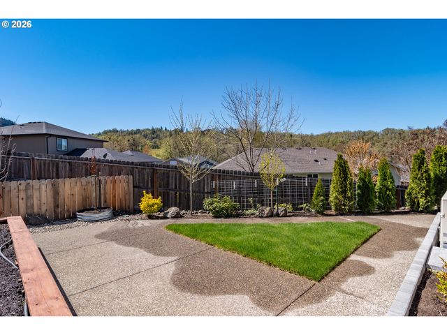 1542 W THYME Dr, Roseburg, OR 97471