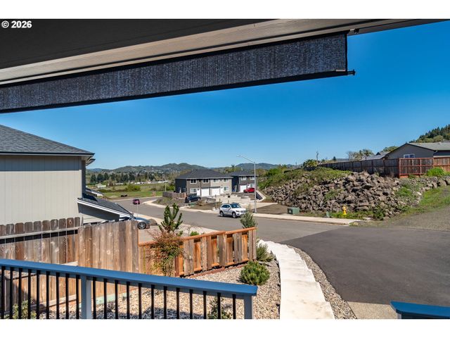 1542 W THYME Dr, Roseburg, OR 97471