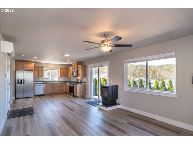 1542 W THYME Dr, Roseburg, OR 97471