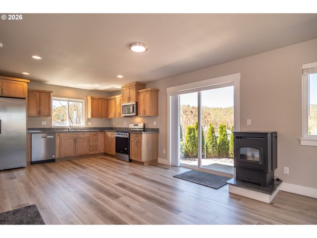 1542 W THYME Dr, Roseburg, OR 97471