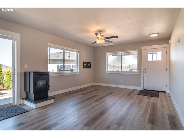 1542 W THYME Dr, Roseburg, OR 97471