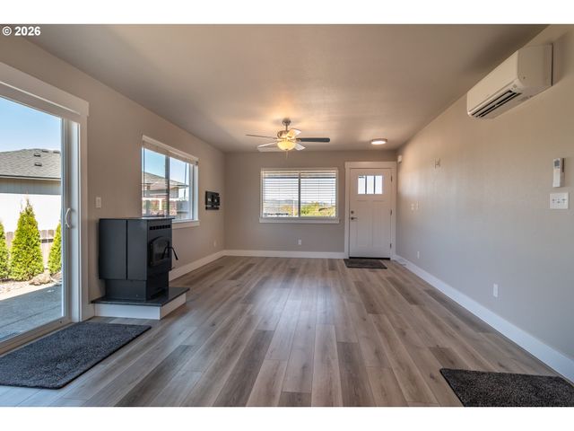 1542 W THYME Dr, Roseburg, OR 97471