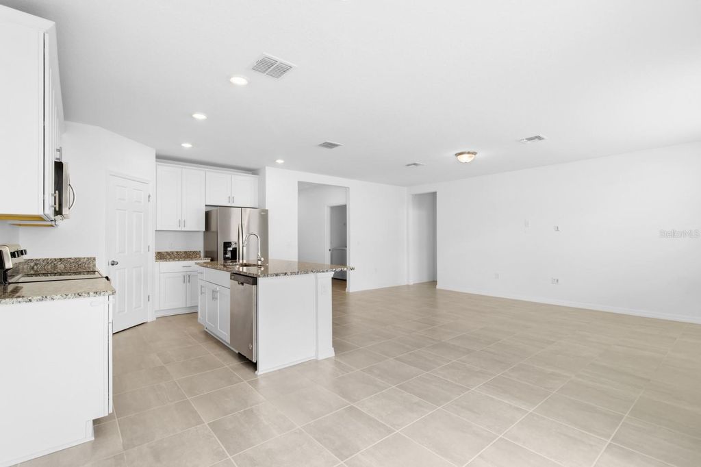 Image 7 of property listing at 1158 FORESHORE LANE, Haines City, FL 33844