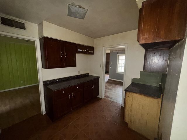 1308 E RAINES RD, Memphis, TN 38116