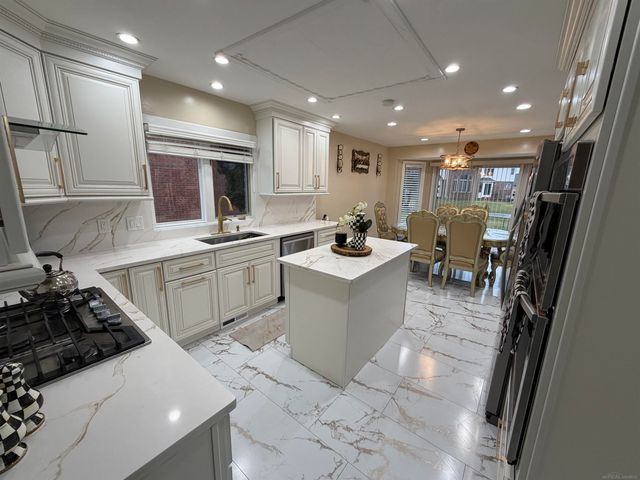 47040 W Wayford Drive Drive, Shelby Twp, MI 48315