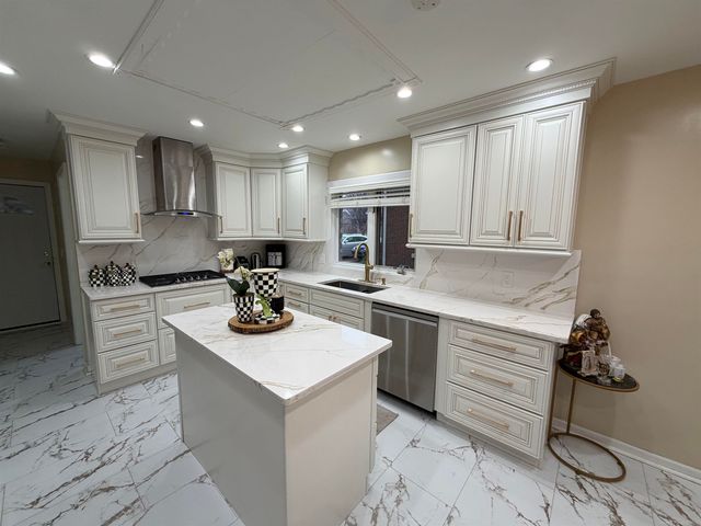 47040 W Wayford Drive Drive, Shelby Twp, MI 48315