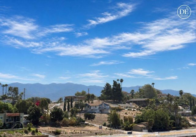 1528 Wingwood Lane, Vista, CA 92083