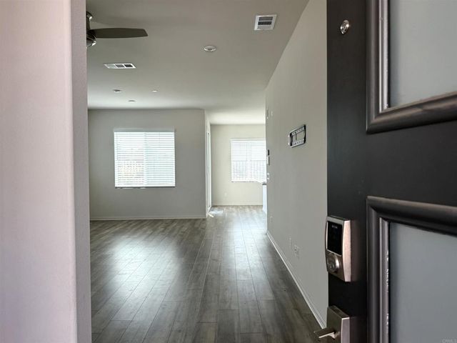 1528 Wingwood Lane, Vista, CA 92083