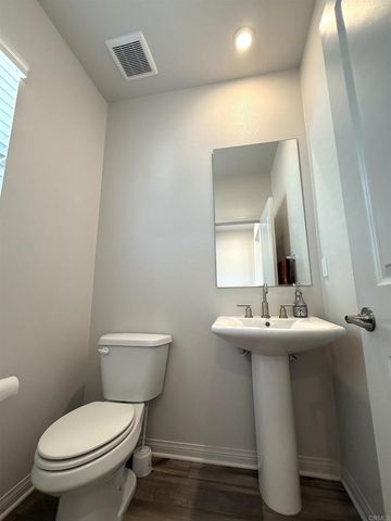 1528 Wingwood Lane, Vista, CA 92083