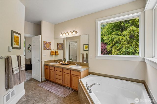 1043 Potlatch Dr, Fox Island, WA 98333