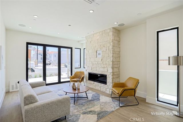 109 9th, Huntington Beach, CA 92648