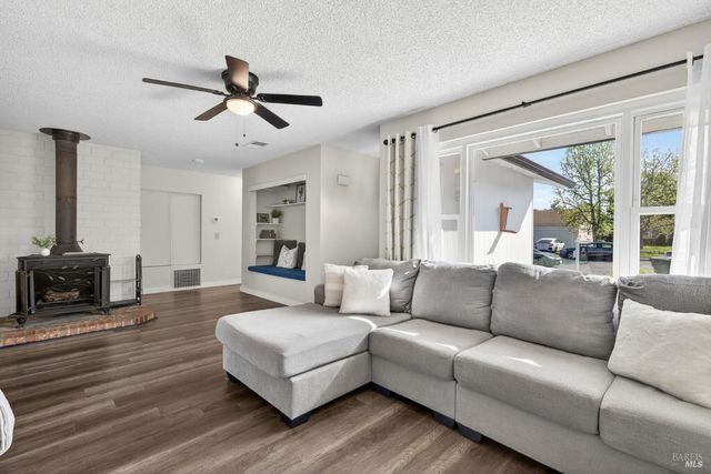 9865 Sunray Pl, Windsor, CA 95492