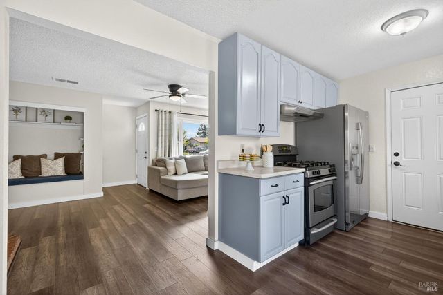 9865 Sunray Pl, Windsor, CA 95492