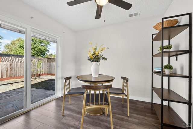 9865 Sunray Pl, Windsor, CA 95492