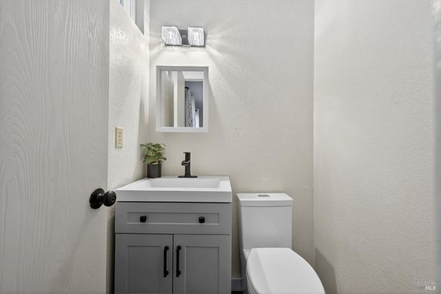 9865 Sunray Pl, Windsor, CA 95492