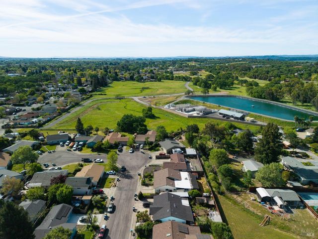 9865 Sunray Pl, Windsor, CA 95492