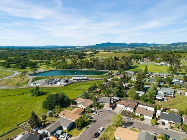 9865 Sunray Pl, Windsor, CA 95492