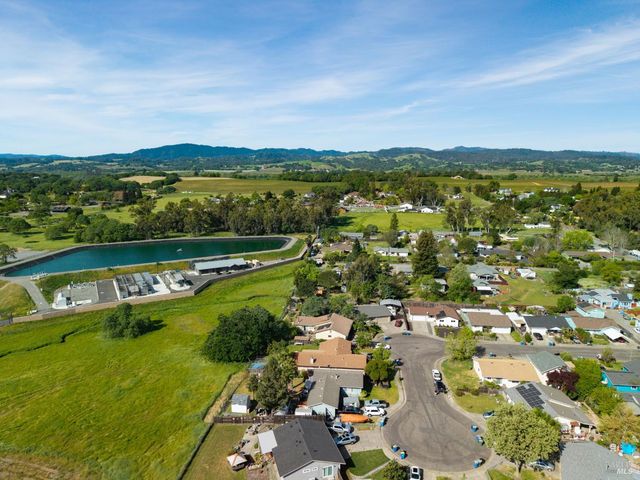 9865 Sunray Pl, Windsor, CA 95492