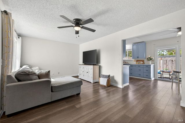 9865 Sunray Pl, Windsor, CA 95492